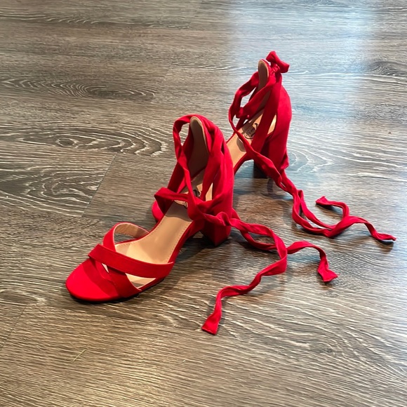 Cross Strap Red Heels With Bow - Picture 3 of 4